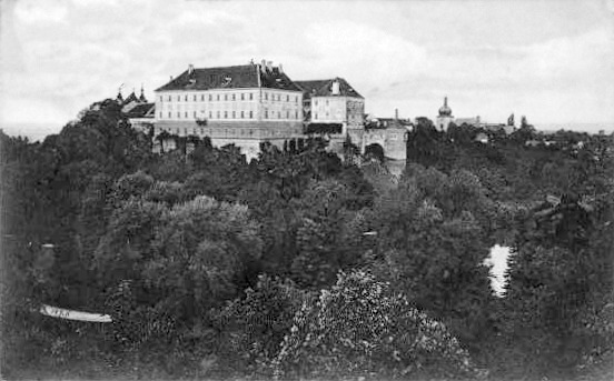 Opo�no, The Castle 1923-2006