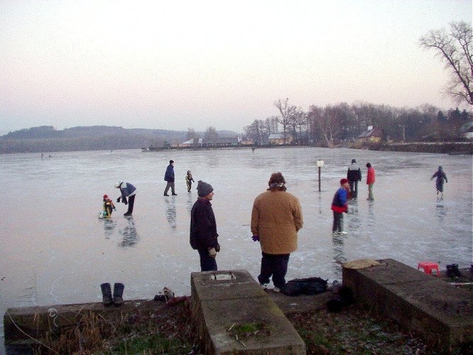 skating on pond Broumar